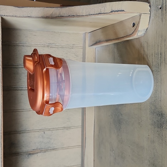 Lock&Lock 23-Fluid Ounce Round Food Container with Mixer and Sauce Bottle Lid - Picture 3 of 7